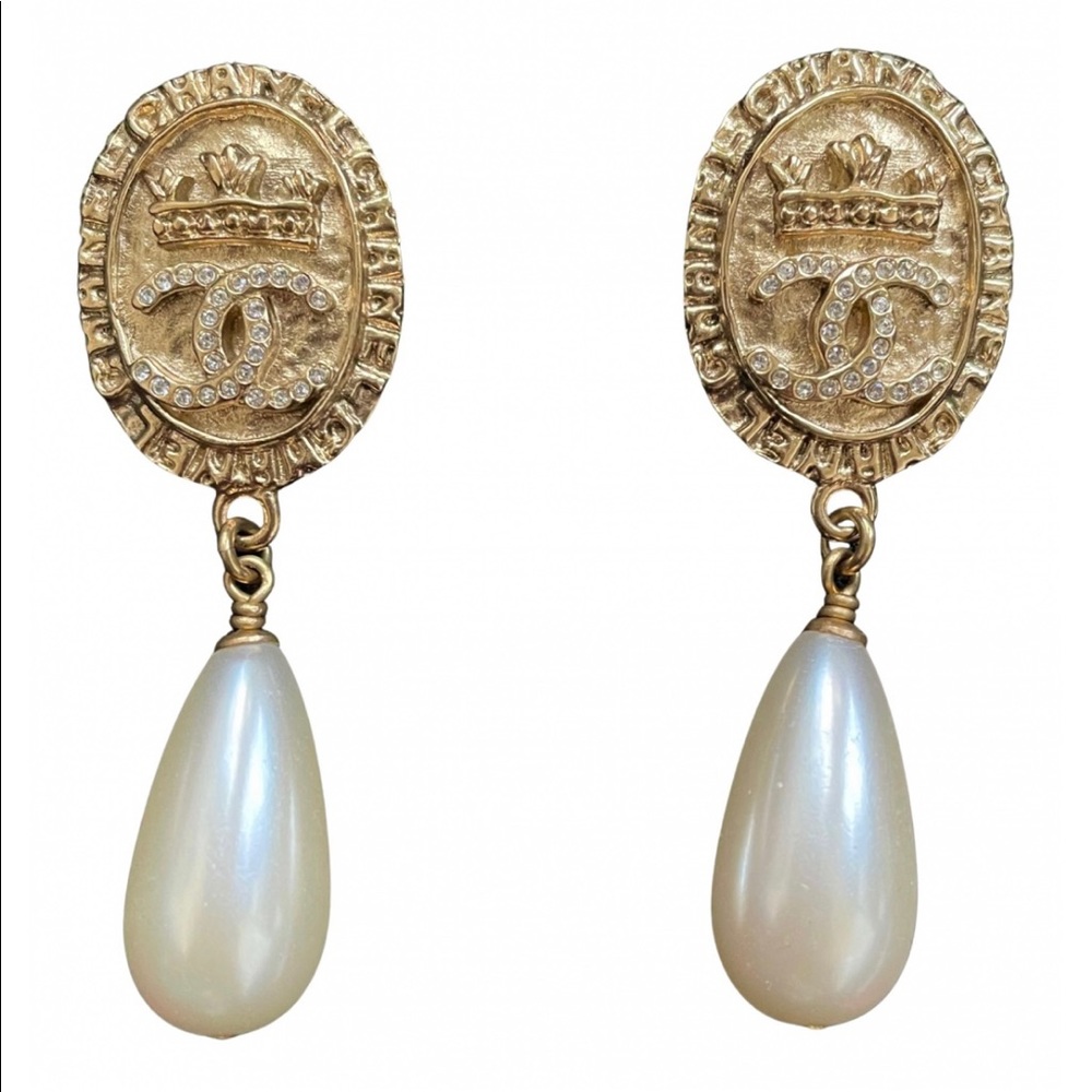 Chanel castle 2021 faux pearl earrings